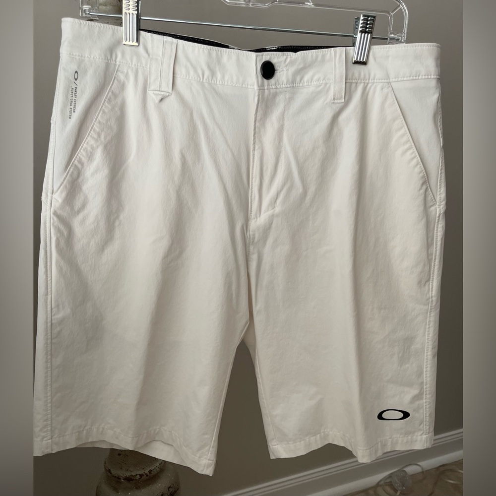 Oakley Men’s White Golf Shorts Regular Fit Sz. 32
